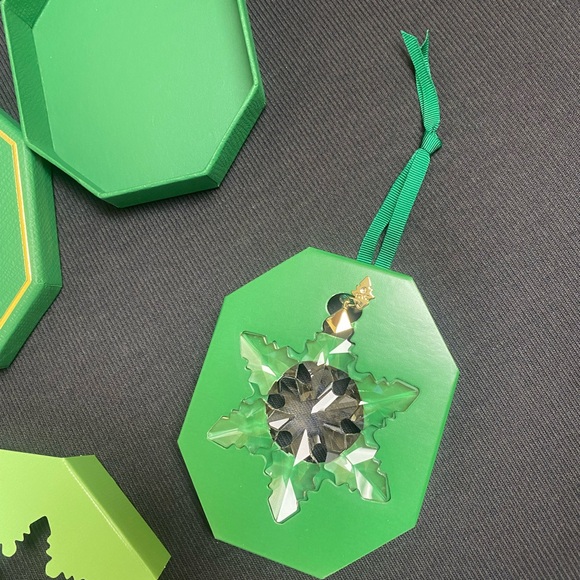 NEW IN BOX SWAROVSKI Crystal Snowflake Ornament - Picture 4 of 4